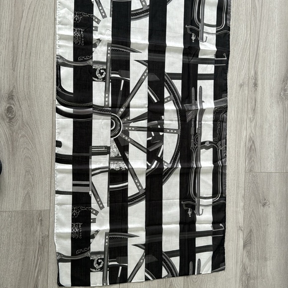 Hermes Bain Pareo Berliner’s Bayade 100% cotton, black, grey, white, 26” by 68”. - Picture 16 of 16